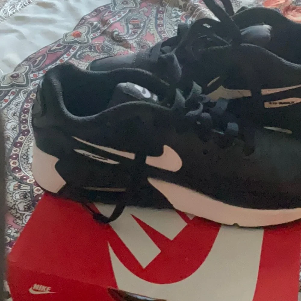 Nike - Picture 3 of 3